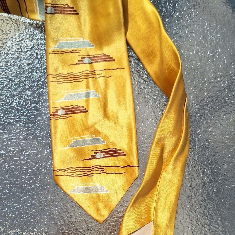 Vintage Wembley Elegant Gold Silk Tie with‎ Skyline Design